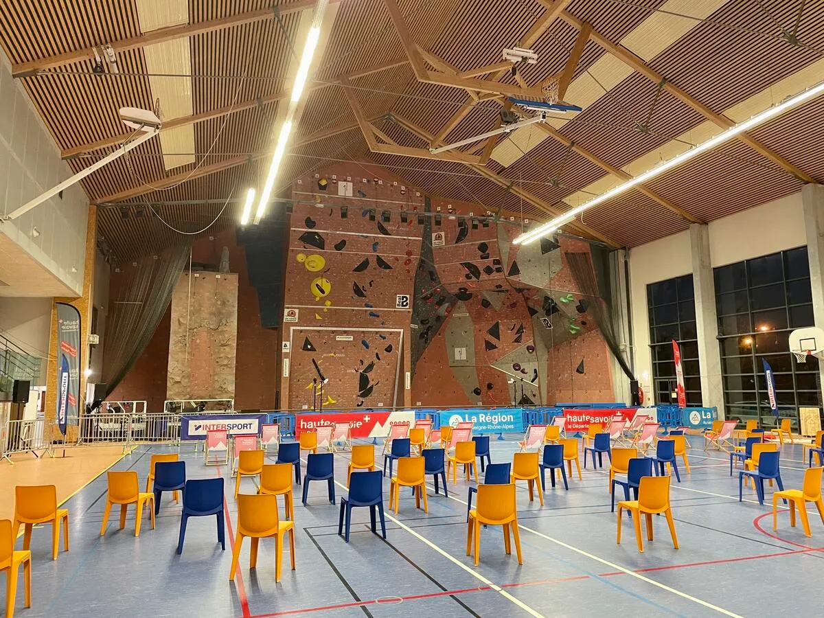 Mur d'escalade principal du complexe sportif