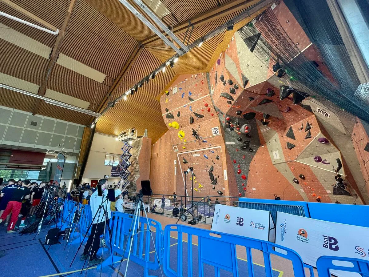 Vue détaillée du mur d'escalade